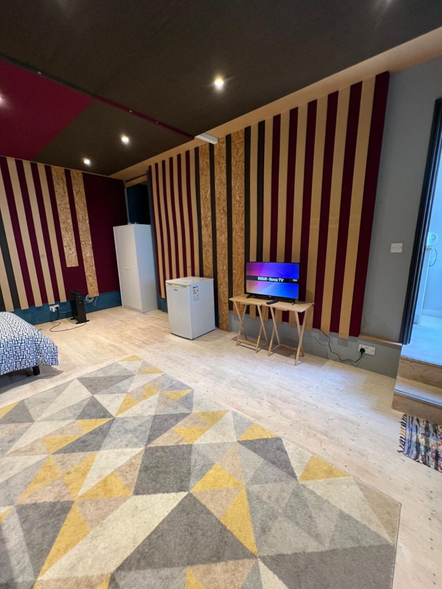 Newly Built Large Garden Ensuite Guest Studio Borehamwood Eksteriør bilde